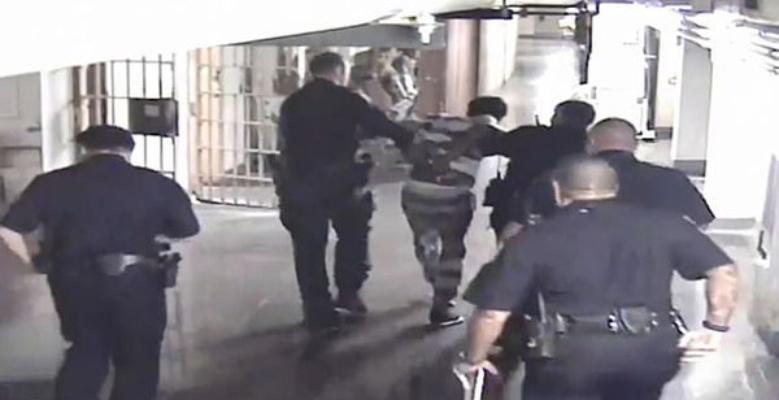 (美国越狱判几年)美国嫌犯越狱！踢破审讯室墙壁逃跑，当局全力追捕逃犯。